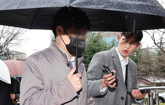 2500억 원 규모의 가상자산 출금 중단 사건을 일으켜 특정경제범죄 가중처벌 등에 관한 법률 위반(사기) 등의 혐의를 받는 코인 예치업체 델리오 대표 정모(54)씨가 2024년 서울남부지방법원에서 열린 구속 전 피의자 심문(영장실질심사)에 출석하고 있다. 법원은 정씨에 대한 구속 영장을 기각했다. /뉴스1
