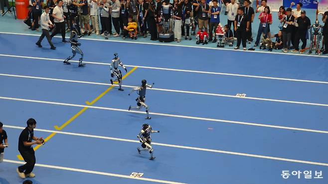 지난해 8월 15일 중국 베이징에서 열린 ‘2025 휴머노이드 로봇 운동대회’에서 로봇들이 100m 육상 경주를 벌이고 있다. 동아일보 DB