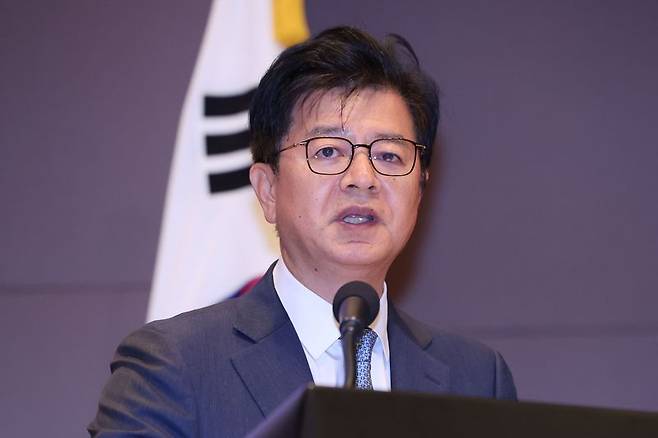 성기홍 대통령실 홍보수석이 지난 13일 서울 중구 프레스센터에서 열린 한국기자협회 창립 62주년 기념식에서 이재명 대통령의 축사를 대독하고 있다. 뉴시스
