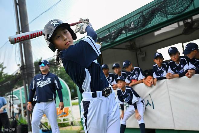 U-12 대한민국 야구국가대표팀에 발탁된 최서윤(광주서석초·12)이 지난달 31일 경기 고양시 대덕야구장에서 열린 홍은중과 연습경기에서 타석에 들어서기 전 스윙을 하고 있다. 박시몬 기자