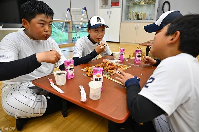 최서윤이 지난달 27일 전남광주 동구 서석초 야구부 휴게실에서 야구부원들과 간식을 먹고 있다. 전남광주=박시몬 기자