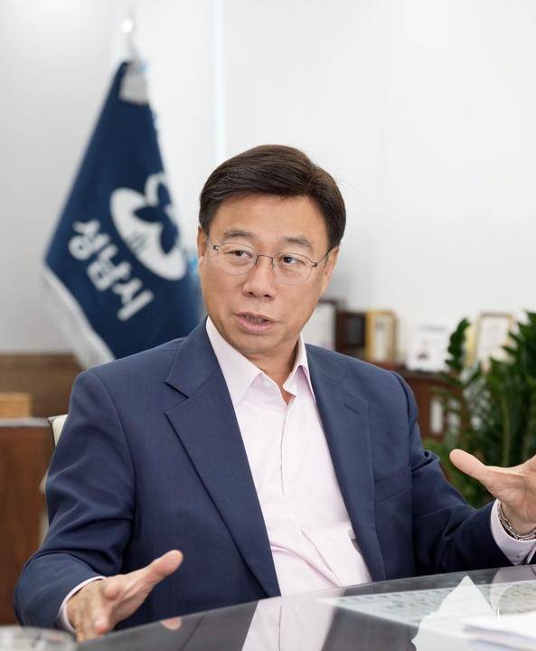 신상진 경기 성남시장이 7일 시청 시장 집무실에서 한국일보와 인터뷰하고 있다. 성남시 제공