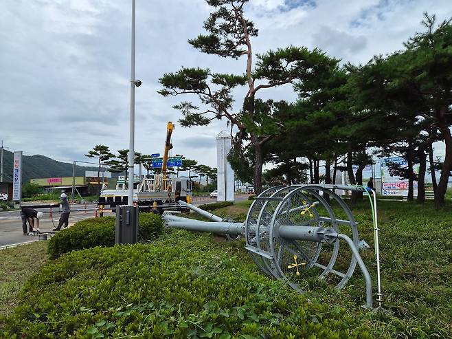 19일 오전 경북 영천시 도동 도동네거리에 위치한 신호등이 파손돼 도로 옆으로 넘어져 있다. 이날 새벽 4시3분쯤 6t 청소차와 25t 덤프트럭이 충돌한 여파로 신호등도 파손됐다. 김정석 기자