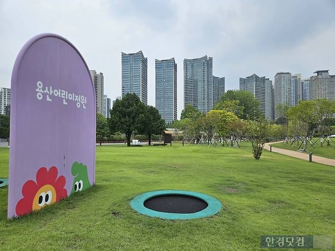 19일 오전 서울 용산구 용산어린이정원 잔디마당이 사람 없이 한산하다. /사진=박수빈 기자