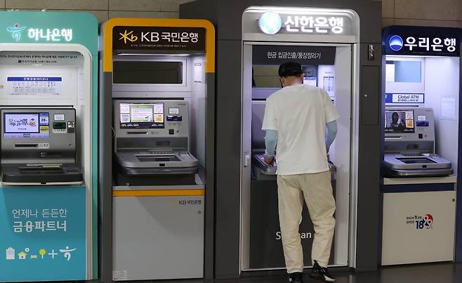 서울의 한 건물에 설치된 은행 ATM기. 사진=연합뉴스
