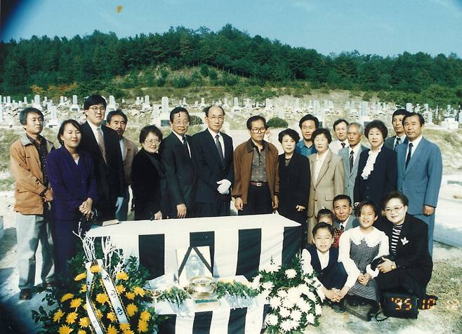 이철하의 국립대전현충원 이장식에 모인 가족들. 왼쪽에서 두번째가 <비밀의 들판> 저자 마거릿 주혜 리. 한겨레출판 제공