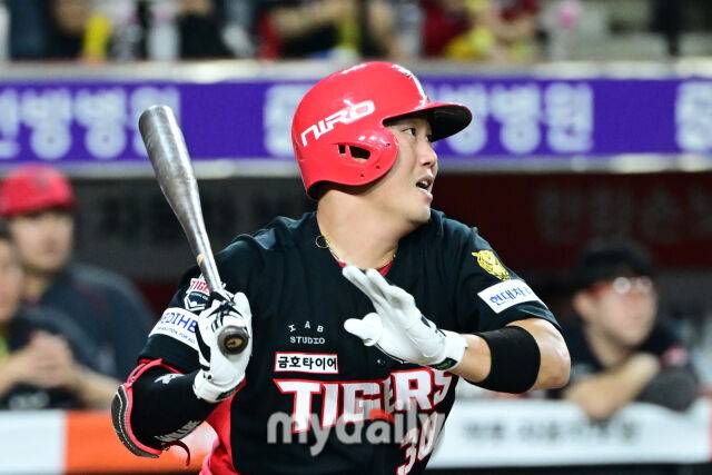 18일 대전 한화생명 볼파크 야구장에서 열린 '2026 신한 SOL KBO리그' KIA 타이거즈와 한화 이글스 경기. KIA 하주석 6회초 첫 타자로 나와 타격을 하고 있다./대전=한혁승 기자 hanfoto@mydaily.co.kr