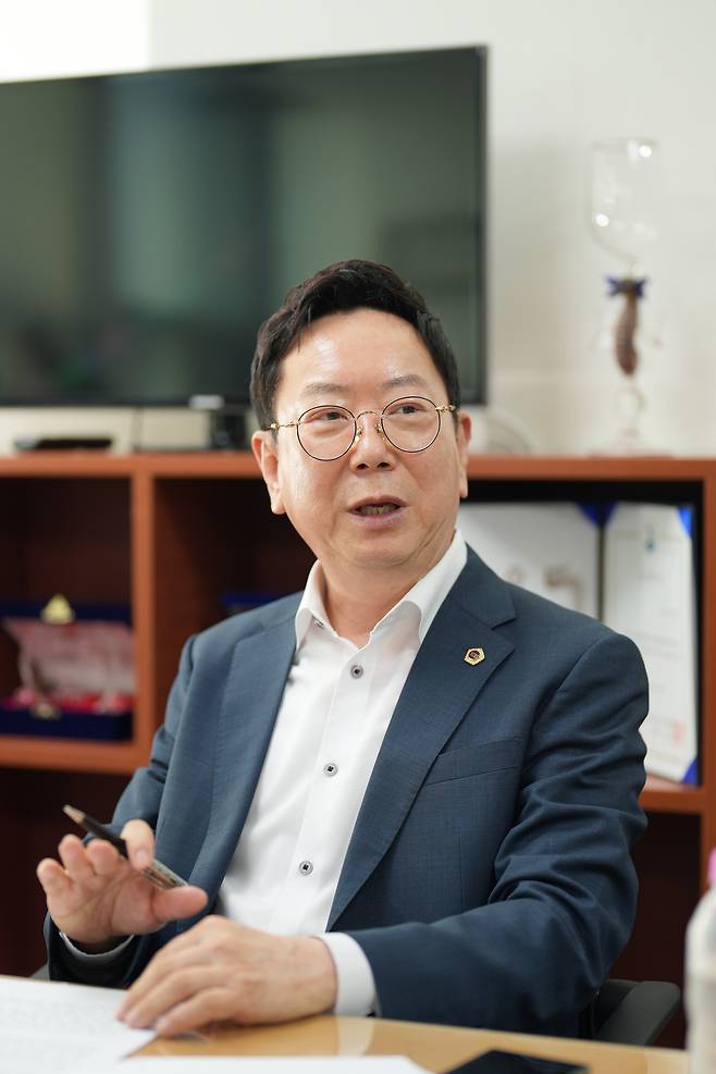 김 의원이 올림픽공원~석촌호수~송리단길~방이맛골을 잇는 관광벨트 구축 방안을 밝히고 있다. 양정원 기자
