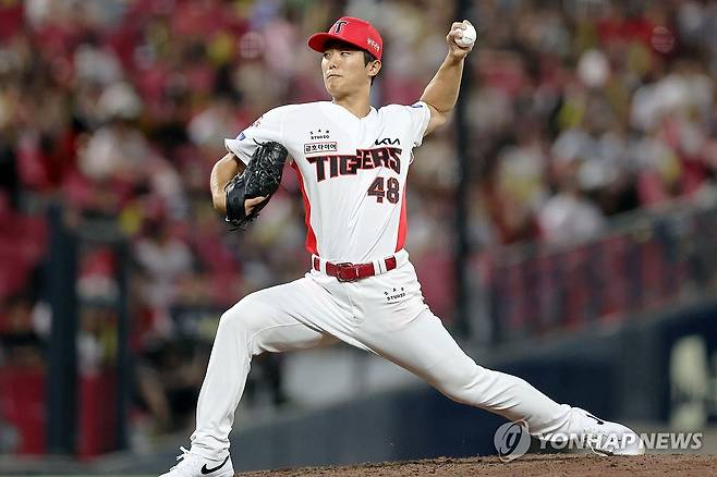 역투하는 이의리 (전남광주=연합뉴스) 민현기 기자 = 11일 광주기아챔피언스필드에서 열린 프로야구 삼성 라이온즈와 KIA 타이거즈의 경기. KIA 이의리가 9회 역투하고 있다. 2026.8.11 mhk0226@yna.co.kr