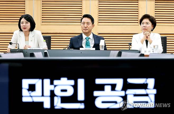 8.13 부동산 대책 토론회 참석한 오세훈 서울시장 (서울=연합뉴스) 배재만 기자 = 오세훈 서울시장(가운데), 국민의힘 배현진 서울시당 위원장(왼쪽), 조은희 의원이 19일 국회 의원회관에서 열린 '막힌 공급, 징벌적 과세: 8.13 부동산 대책 무엇이 문제인가' 토론회에서 참석자들의 발언을 듣고 있다. 2026.8.19 scoop@yna.co.kr