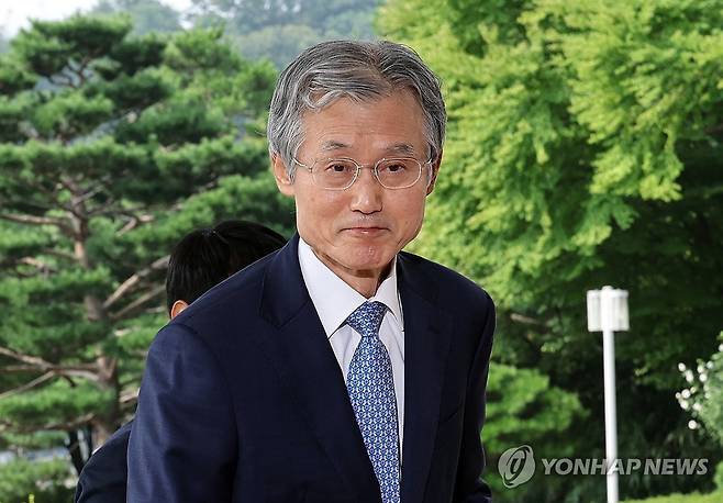 출근하는 조희대 대법원장 (서울=연합뉴스) 이진욱 기자 = 조희대 대법원장이 19일 서울 서초구 대법원으로 출근하고 있다. 조 대법원장은 지난 18일 노태악 전 대법관과 이흥구 대법관 후임으로 손봉기 대구지방법원 부장판사와 김성수 서울고등법원 부장판사를 이재명 대통령에게 임명 제청했다. 2026.8.19 cityboy@yna.co.kr