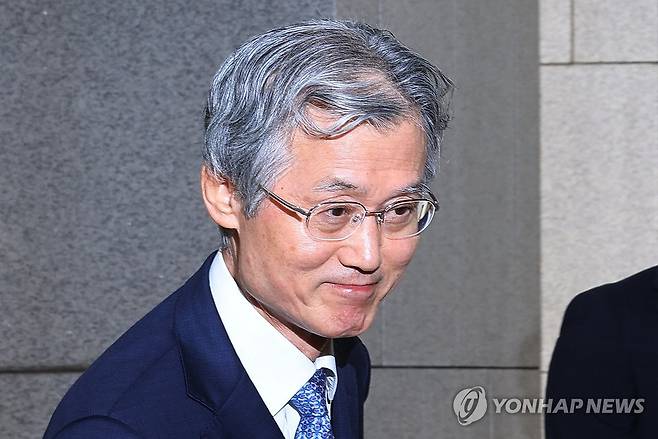 입 꽉 다문 조희대 대법원장 (서울=연합뉴스) 이진욱 기자 = 조희대 대법원장이 19일 서울 서초구 대법원으로 출근하고 있다. 조 대법원장은 지난 18일 노태악 전 대법관과 이흥구 대법관 후임으로 손봉기 대구지방법원 부장판사와 김성수 서울고등법원 부장판사를 이재명 대통령에게 임명 제청했다. 2026.8.19 cityboy@yna.co.kr