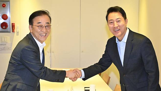 김윤덕 국토교통부 장관(왼쪽)과 오세훈 서울시장이 20일 오전 서울 중구 달개비에서 주택공급 관련 회동을 하고 있다. 안윤수기자 ays77@