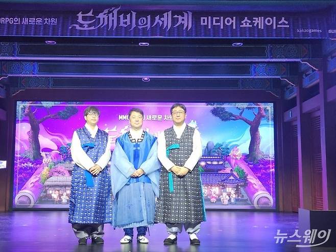 20일 서울 중구 한국의집에서 열린 '도깨비의세계' 쇼케이스에서 (왼쪽부터)박성준 슈퍼캣 PD, 장수민 슈퍼캣 디렉터, 차명수 카카오게임즈 사업실장이 기념촬영을 하고 있다. 사진=이재성 기자