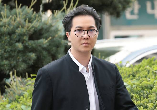 '부실 복무' 혐의를 받는 송민호가 21일 서울 마포구 서울서부지방법원에서 열린 1차 공판에 출석하고 있다. (사진=뉴스1)