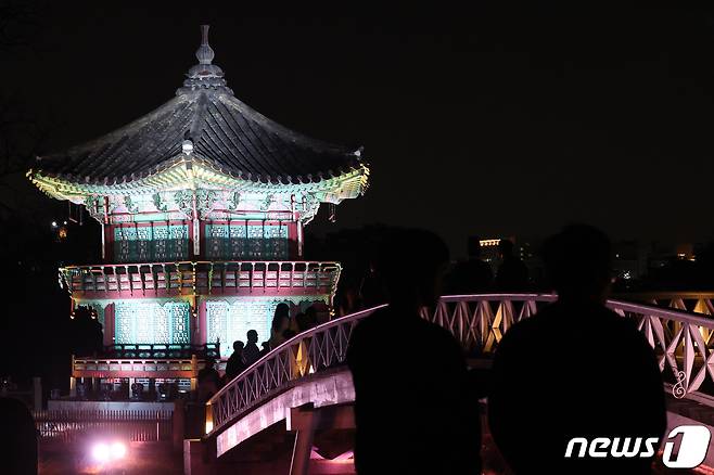 서울 경복궁에서 열린 경복궁 별빛야행 사전행사에서 참가자들이 향원정의 야경을 감상하고 있다. ⓒ 뉴스1 이동해 기자