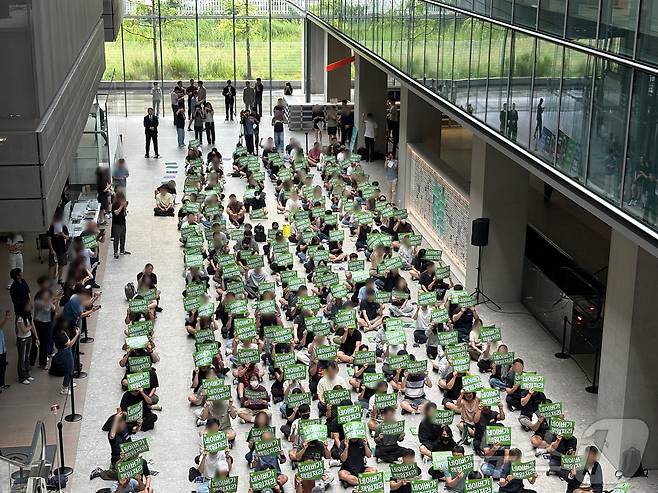 민주노총 화학섬유식품산업노동조합 네이버지회 '공동성명'은 20일 오후 경기 성남시 네이버 사옥 1784에서 '2026년 통합교섭 킥오프(선포식)'를 열고 네이버 본사에 통합교섭을 요구했다.2026.08.20 ⓒ 뉴스1 유수연 기자
