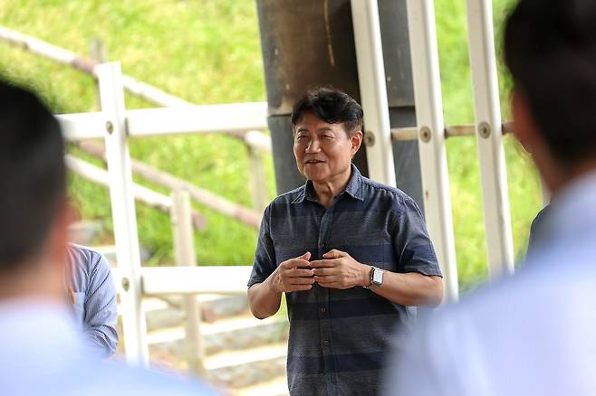 우희종 한국마사회장이 경마 현장 직원들을 격려하고 있다.(한국마사회 제공)