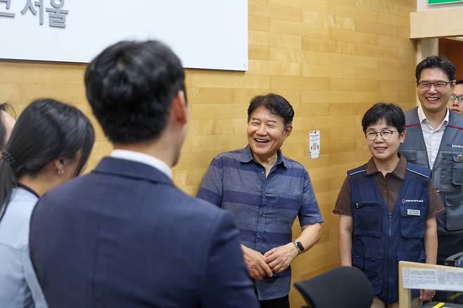 우희종 마사회회장과 노조위원장들이 직원들과 대화를 나누고 있다.(한국마사회 제공)