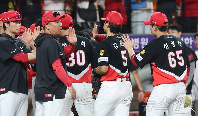20일 대전 한화생명볼파크에서 열린 2026 신한 SOL KBO리그 기아 타이거즈와 한화 이글스의 경기에서 기아가 역전승을 거두며 이범호감독이 선수들과 5연승의 기쁨을 나누고 있다. 2026.8.20 ⓒ 뉴스1 김기남 기자