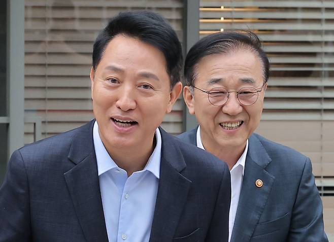 김윤덕 국토교통부 장관과 오세훈 서울시장이 20일 서울 모처의 한 식당에서 용산공원을 활용한 주택 공급 등 서울 주택 문제 협의를 마친 뒤 자리를 떠나고 있다. /연합뉴스