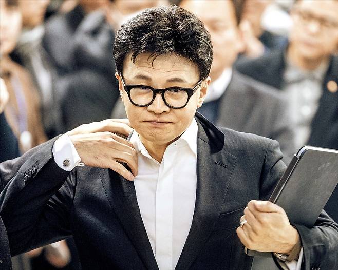 지난 1월 한동훈 의원이 국민의힘 윤리위원회가 자신에 대한 제명 결정을 내린 직후 국회 기자회견장으로 들어서고 있다./김지호 기자