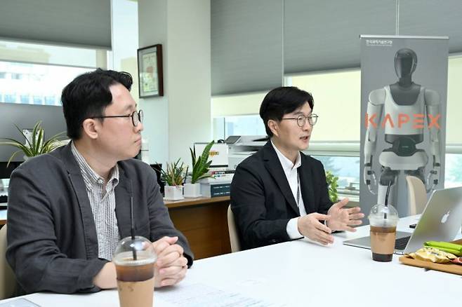 왼쪽부터 황동현 휴머노이드연구단 책임연구원, 김익재 AI·로봇연구소장. KIST 제공