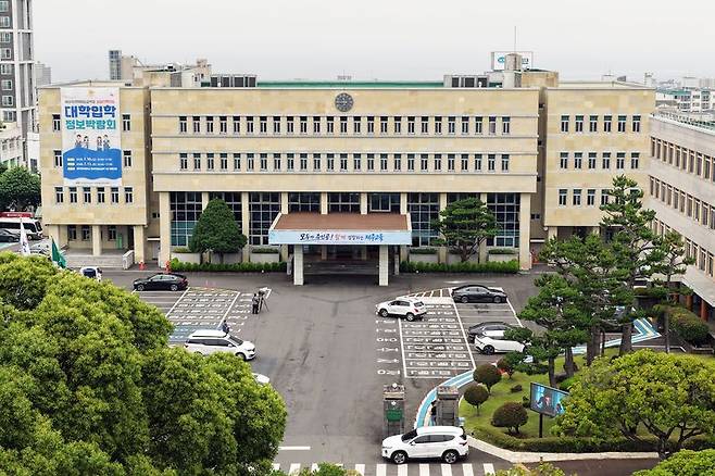 제주특별자치도교육청 전경. 도교육청은 한 초등학교에서 발생한 사안과 관련해 학생 보호와 학교 공동체 회복을 지원할 ‘제주교육 함께 회복 지원단’을 오는 27일 이전 출범시킬 계획이다. /사진=제주특별자치도교육청 제공
