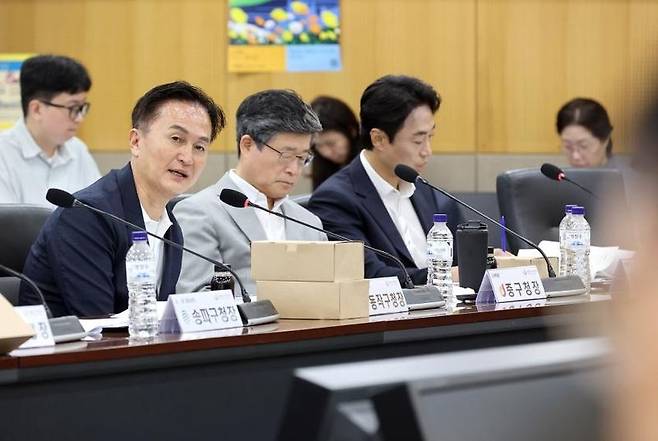 류삼영 동작구청장(왼쪽 첫번째)이 지난 12일 서울시청 기획상황실에서 열린 제203차 서울특별시구청장협의회 정기회의에서 발언하고 있다. 동작구 제공