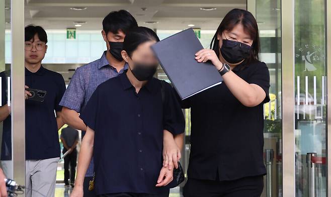 충남 천안의 한 교회에서 생활하던 11살 외손자를 학대해 숨지게 한 혐의(아동학대치사)를 받는 외할머니가 지난 11일 오전 구속 전 피의자 심문(영장실질심사)을 받기 위해 대전지법 천안지원으로 들어서고 있다. 연합뉴스