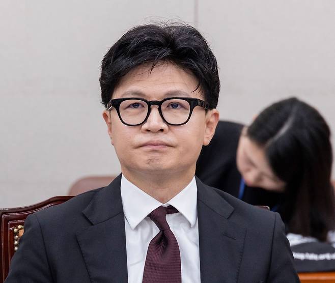 한동훈 무소속 의원이 19일 국회에서 열린 외교통일위원회 전체 회의에 참석해 동료 의원 발언을 듣고 있다. 연합뉴스
