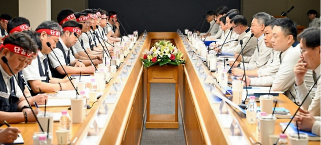 현대차 노사 관계자들이 지난 5월 현대차 울산공장에서 2026년 임금협상 상견계를 진행하고 있다. 연합뉴스