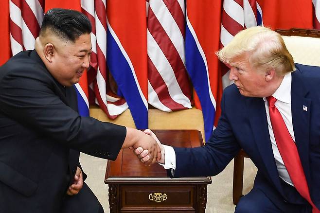2019년 6월 30일 비무장지대(DMZ) 내 판문점 공동경비구역(JSA)에서 김정은 북한 국무위원장(왼쪽)과 도널드 트럼프 미국 대통령이 남북 군사분계선 남측 지역에서 만나 악수하는 모습. 연합뉴스