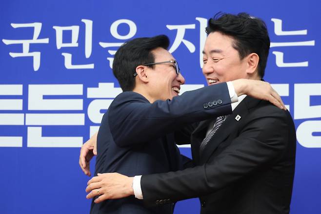 김민석 더불어민주당 대표가 지난 18일 서울 여의도 국회를 찾은 강훈식 대통령 비서실장을 접견하며 포옹하고 있다. /사진=뉴스1