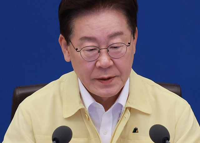이재명 대통령이 20일 청와대에서 열린 수석보좌관회의 참석해 회의 시작을 기다리고 있다. 연합뉴스