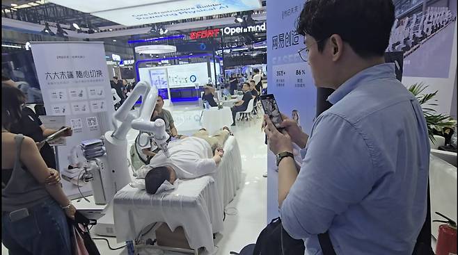 마사지 시연에 나선 中로봇(연합뉴스TV)