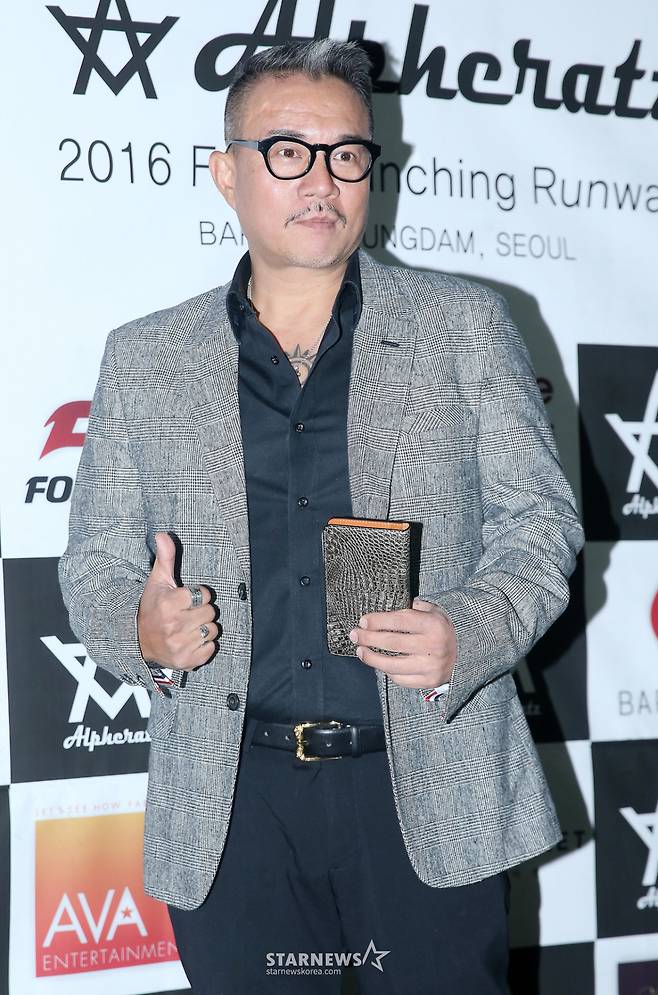 $ 쿨 김성수가 28일 오후 서울 강남구 바도르 청담에서 진행된 알페라츠 론칭 3주년 기념 콜라보 패션쇼 포토월 행사에 참석해 포즈를 취하고 있다. /사진=hwijpg@(김휘선 인턴기자)