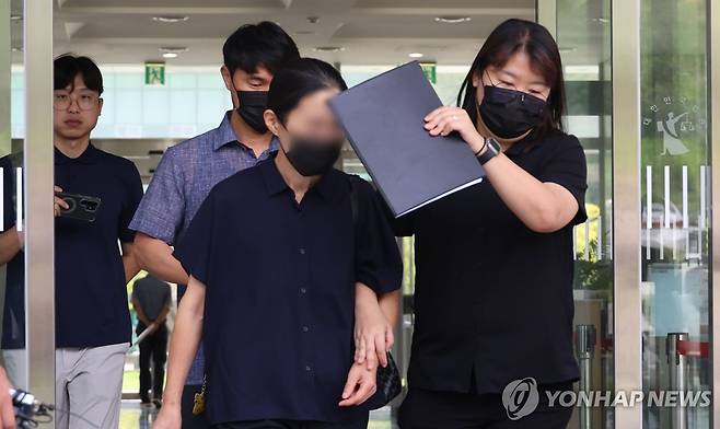 '천안 교회 11세 학대 사망' 외할머니 영장심사 출석 (천안=연합뉴스) 변선진 기자 = 충남 천안의 한 교회에서 생활하던 11세 외손자를 학대해 숨지게 한 혐의(아동학대치사)를 받는 외조모가 11일 오전 구속 전 피의자 심문(영장실질심사)을 받기 위해 대전지법 천안지원으로 들어서고 있다. 2026.8.11 bysj@yna.co.kr