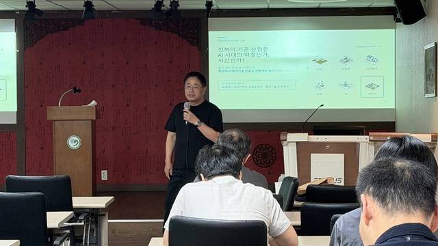 21일 전북일보사 2층 화하관에서 열린 인공지능(AI) 시대 취재·보도 역량 강화를 위한 사내 자체 연수 교육’에서 김민호 ㈜엠에이치소프트 대표이사가 ‘AI가 바꾸는 전북특별자치도의 미래’을 주제로 강연하고 있다. 전현아 기자