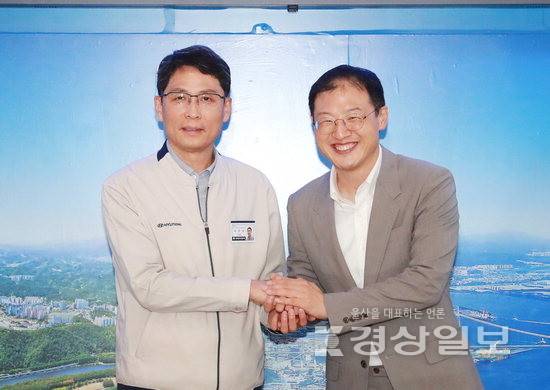 ▲ 김상욱 울산시장은 20일 시청 접견실에서 최영일 현대자동차 대표이사를 만나 현대자동차 울산공장 중장기 투자 사업 계획에 대해 논의 했다. 울산시청 제공
