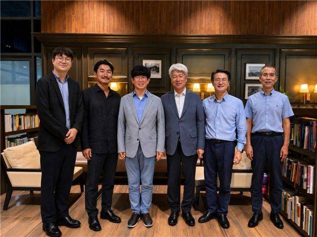 구강-장관계 축 마이크로바이옴을 이용해 소화기암 판별 모델을 개발한 연세 시그니처 연구진. AI의 도움을 받은 사진. (왼쪽부터) 허지원 충남대 교수, 장래근 연세대 박사후연구원, 김지현 연세대 교수, 이용찬 연세대 의대 교수, 김태일 연세대 의대 교수, 지선하 연세대 교수. 연세대 제공