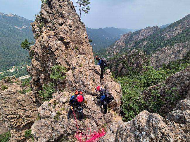 설악산 특수산악구조대원들이 등반 중 추락한 등산객을 구조하고 있다. ⓒ국립공원공단