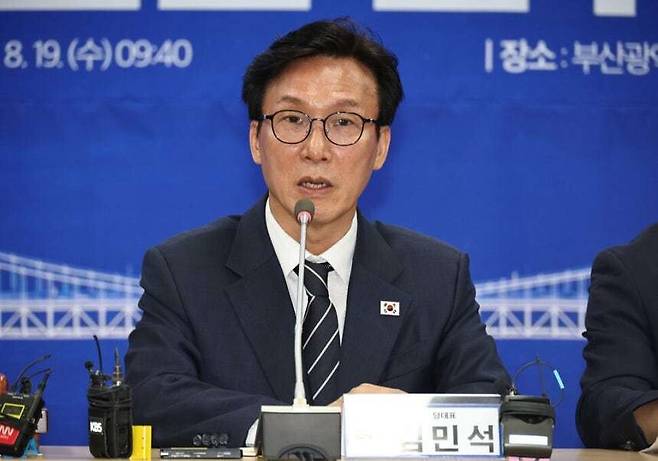 김민석 더불어민주당 대표가 19일 부산 동구 부산광역시당 대회의실에서 열린 최고위원회의에서 발언하고 있다. 윤운식 선임기자 yws@hani.co.kr