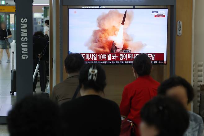 북한이 단거리 탄도미사일 10여 발을 발사한 지난 20일 서울역에 관련 뉴스가 나오고 있다. 연합뉴스