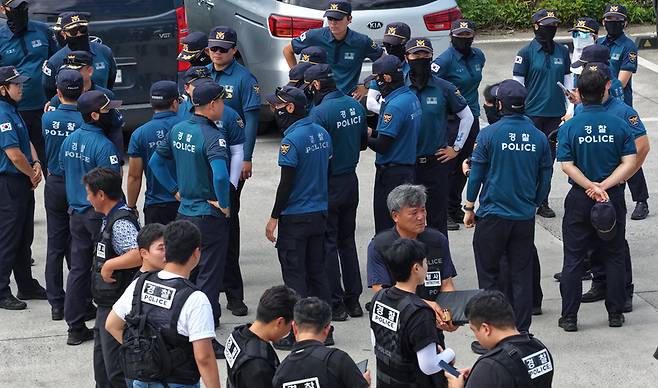 실종신고 허위 종결 등 부실 대응 속에 3개월째 행방이 묘연한 장미란씨를 찾기 위해 어제(20일) 제주시 한림읍 한림항에서 경찰이 집중 수색을 준비하고 있다. / 사진=연합뉴스