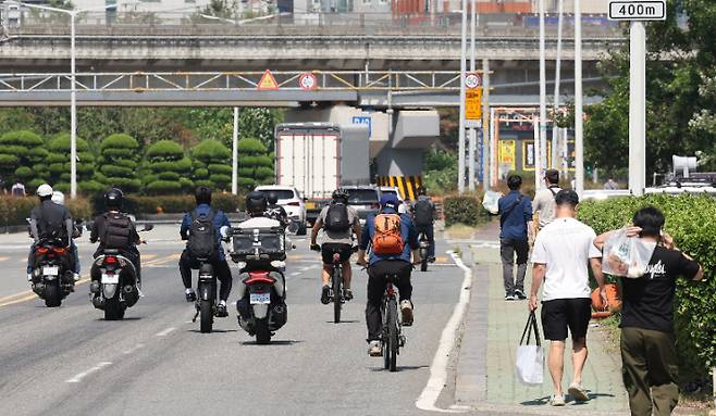 20일 울산시 북구 현대자동차 울산공장 명촌정문에서 오전조 근무자들이 4시간 부분파업으로 일찍 퇴근하고 있다. 현대차 노조는 19일부터 이날까지 매일 4시간 부분파업하고, 21일에는 10년 만에 8시간 전면 파업에 들어간다. 연합뉴스
