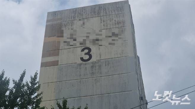 전남광주통합특별시 광산구의 한 아파트 외벽 곳곳이 벗겨져 있다. 한아름 기자
