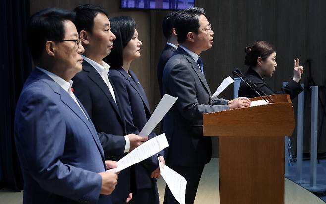 김승원 법제사법위원회 여당 간사를 비롯한 여당 소속 법사위원들이 21일 국회 소통관에서 조희대 대법원장의 사퇴를 촉구하는 기자회견을 하고 있다. 연합뉴스