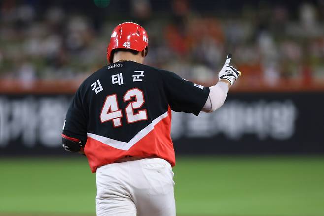 KIA 타이거즈 김태군이 20일 한화 이글스전에서 8회 역전 투런포를 터트린 뒤 그라운드를 돌고 있다. /사진=KIA 타이거즈 제공