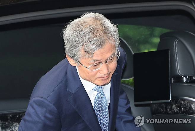 출근하는 조희대 대법원장 (서울=연합뉴스) 이진욱 기자 = 조희대 대법원장이 21일 서울 서초구 대법원으로 출근하고 있다. 2026.8.21 cityboy@yna.co.kr